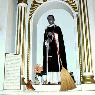 San Martín de Porres, para barrer lo negativo San Martín de Porres, para barrer lo negativo, Altar menor con imagen de San Martín de Porres en la iglesia de Santo Domingo en Lima, Perú